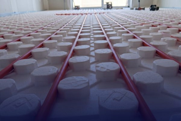 Read more about the article EPS (Strafor) Yerden Isıtma Köpüğü Güvenli mi ? Yanıcılık Sınıfları ve Doğru Kullanım Rehberi